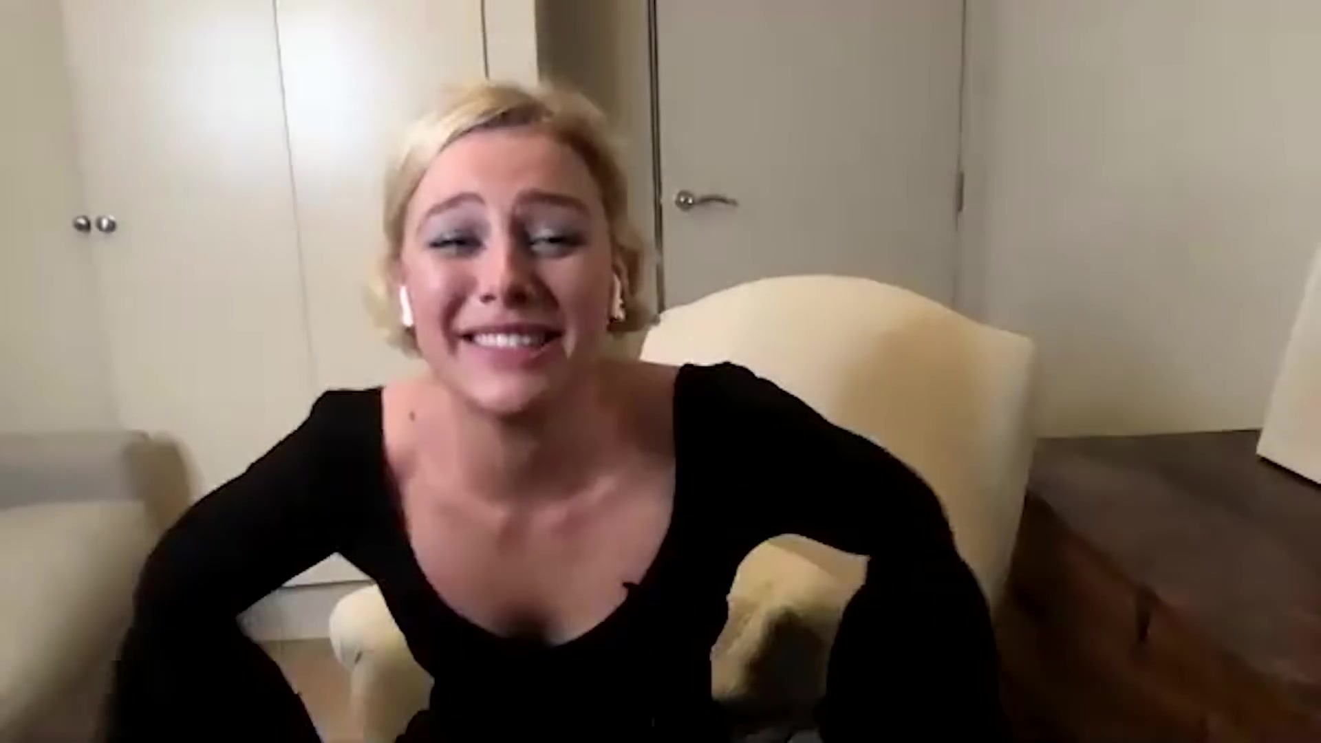 BadKissing_FateCastJuicyQuestionsFilming21_373.jpg