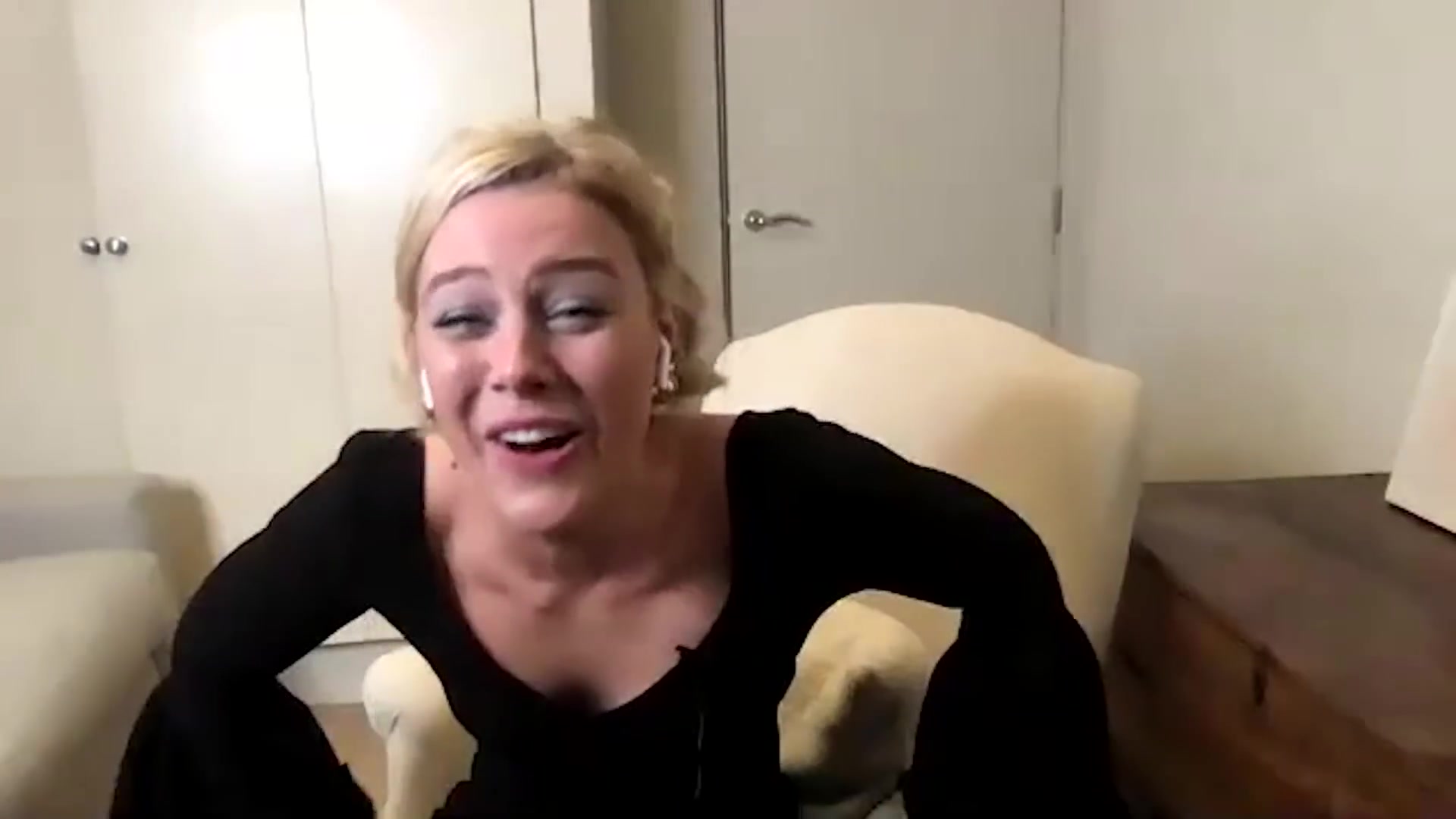 BadKissing_FateCastJuicyQuestionsFilming21_374.jpg