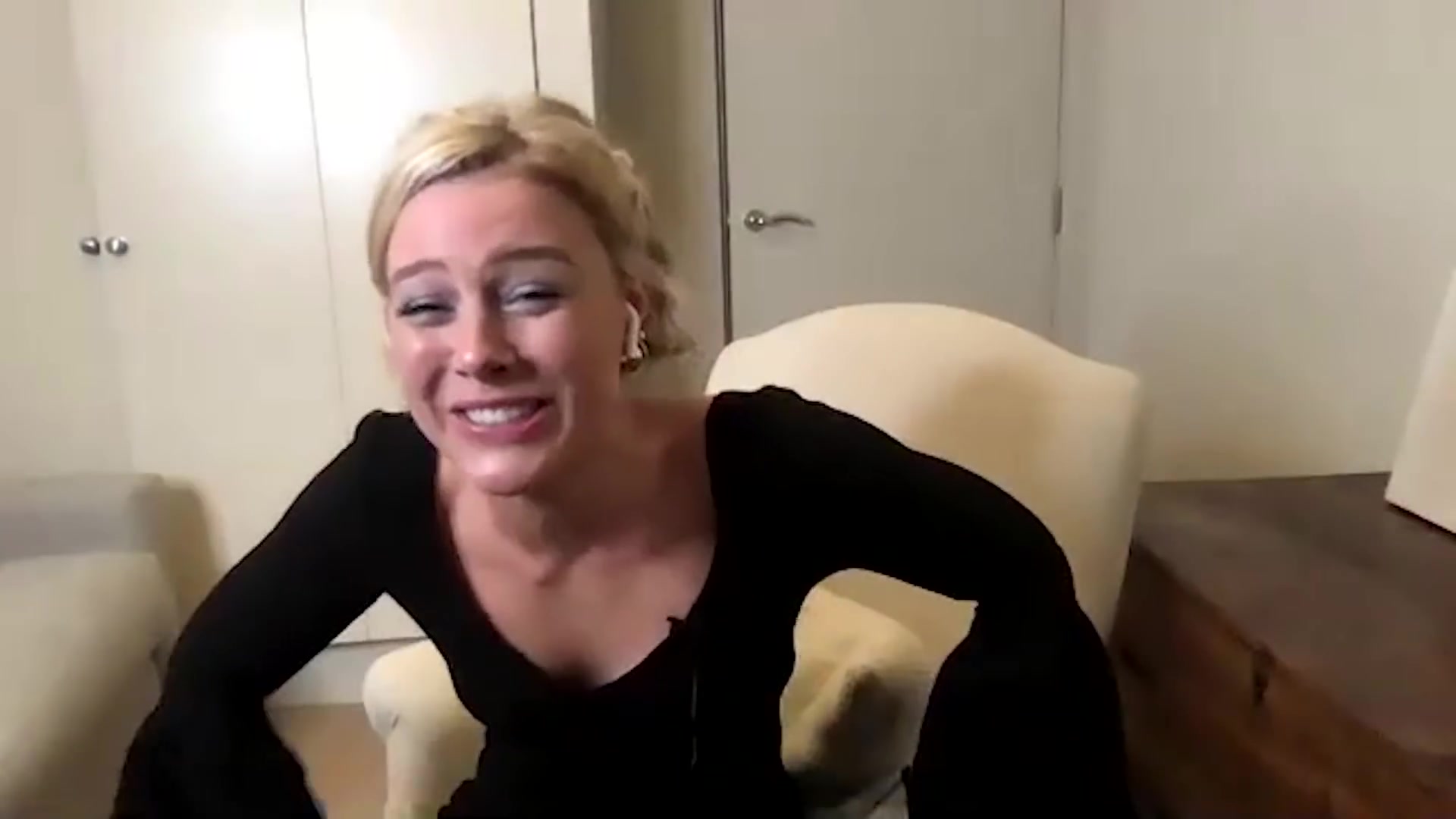 BadKissing_FateCastJuicyQuestionsFilming21_375.jpg