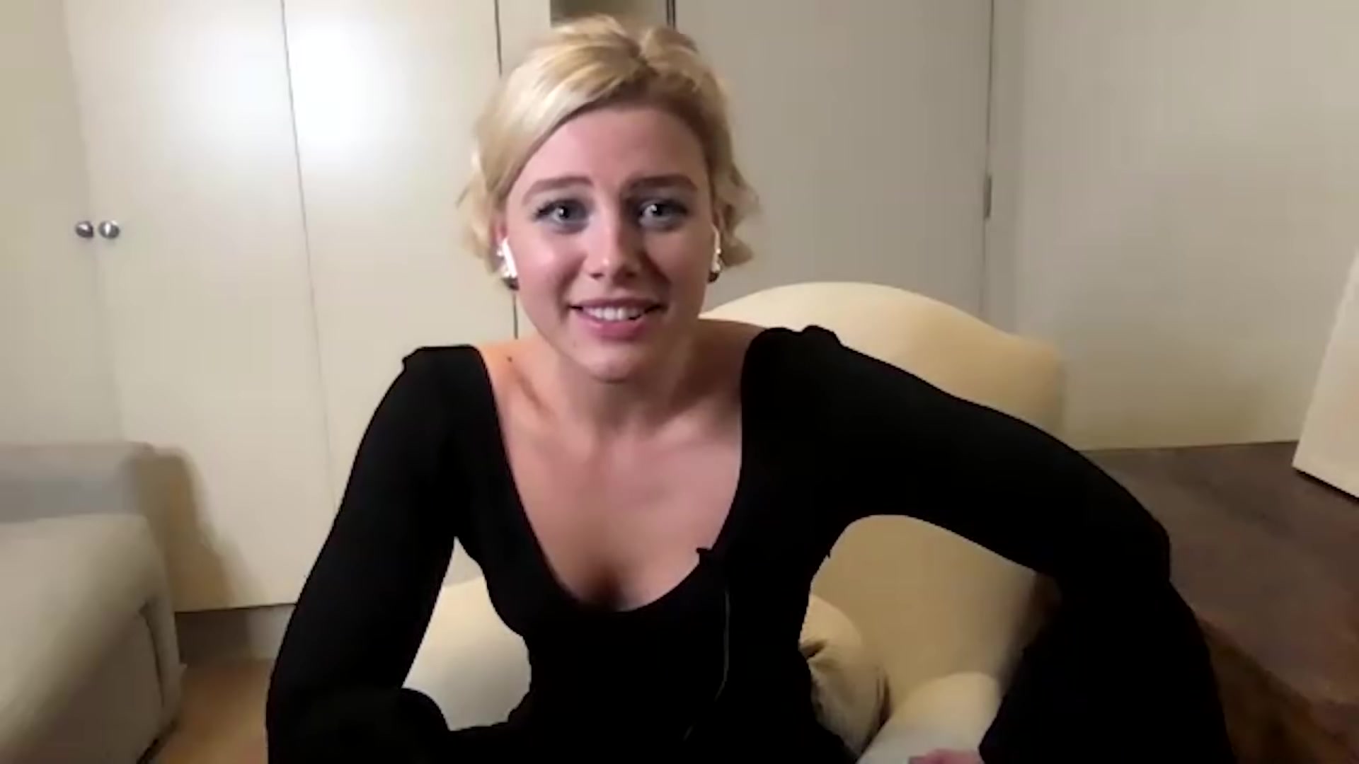 BadKissing_FateCastJuicyQuestionsFilming21_649.jpg